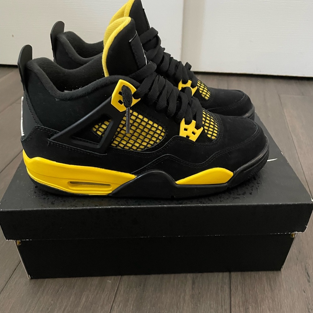 Jordan Retro 4 thunder 2023